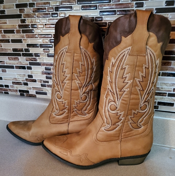 Coconut Shoes - NWOT Coconut Boots